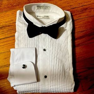 Tuxedo shirt with studs and bow tie comfort fit. Poly/cotton